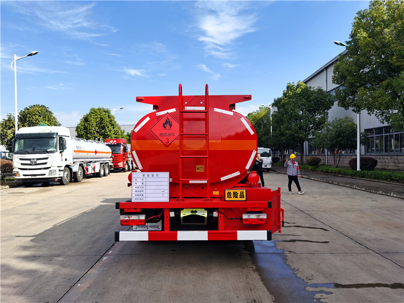 消防队专用国六东风8吨油罐车